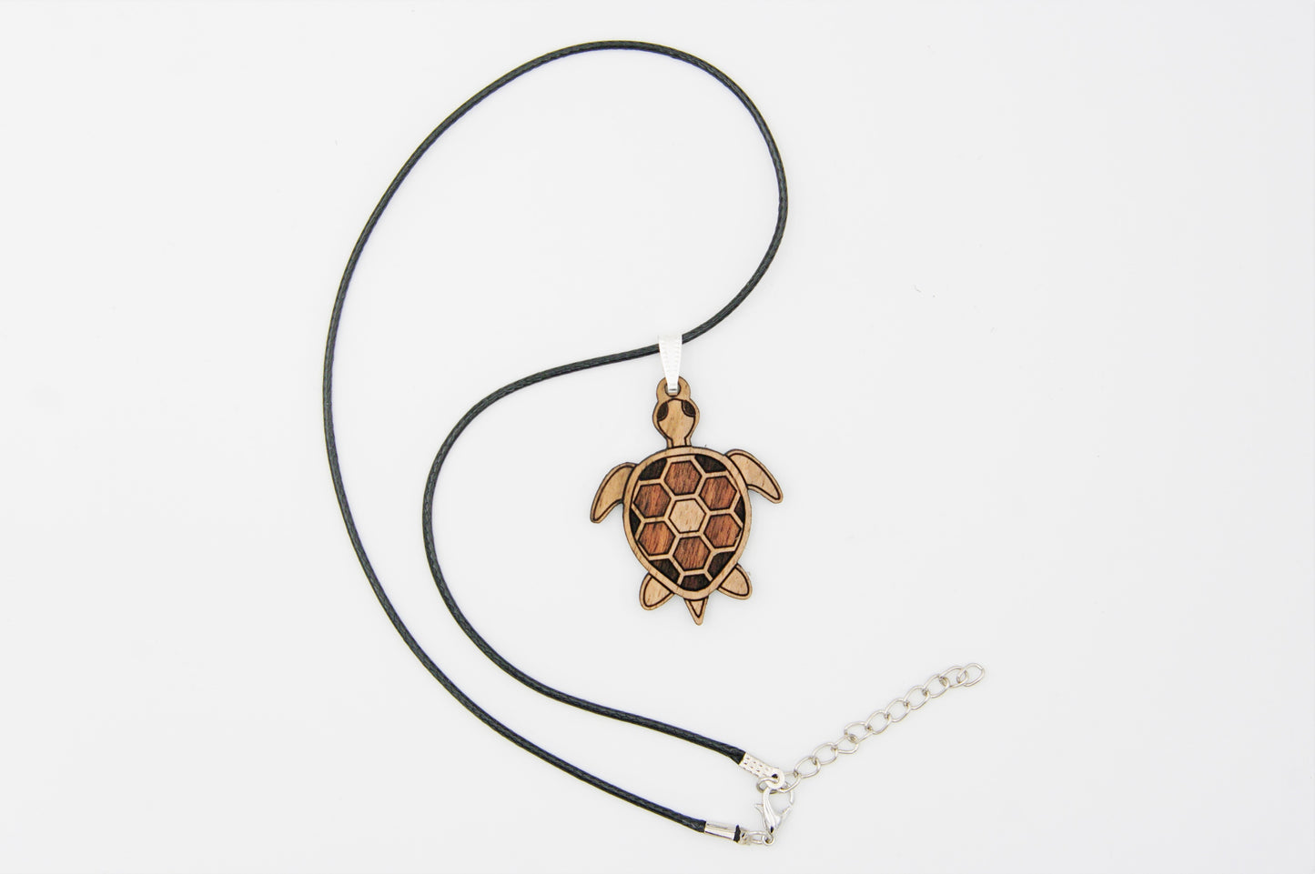 Pendentif TORTUE MARINE en bois (noyer)