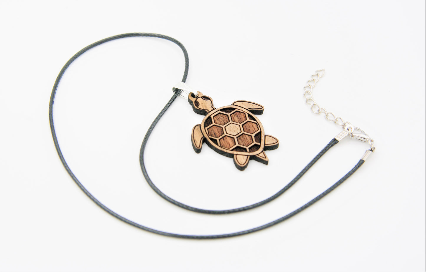 Pendentif TORTUE MARINE en bois (noyer)